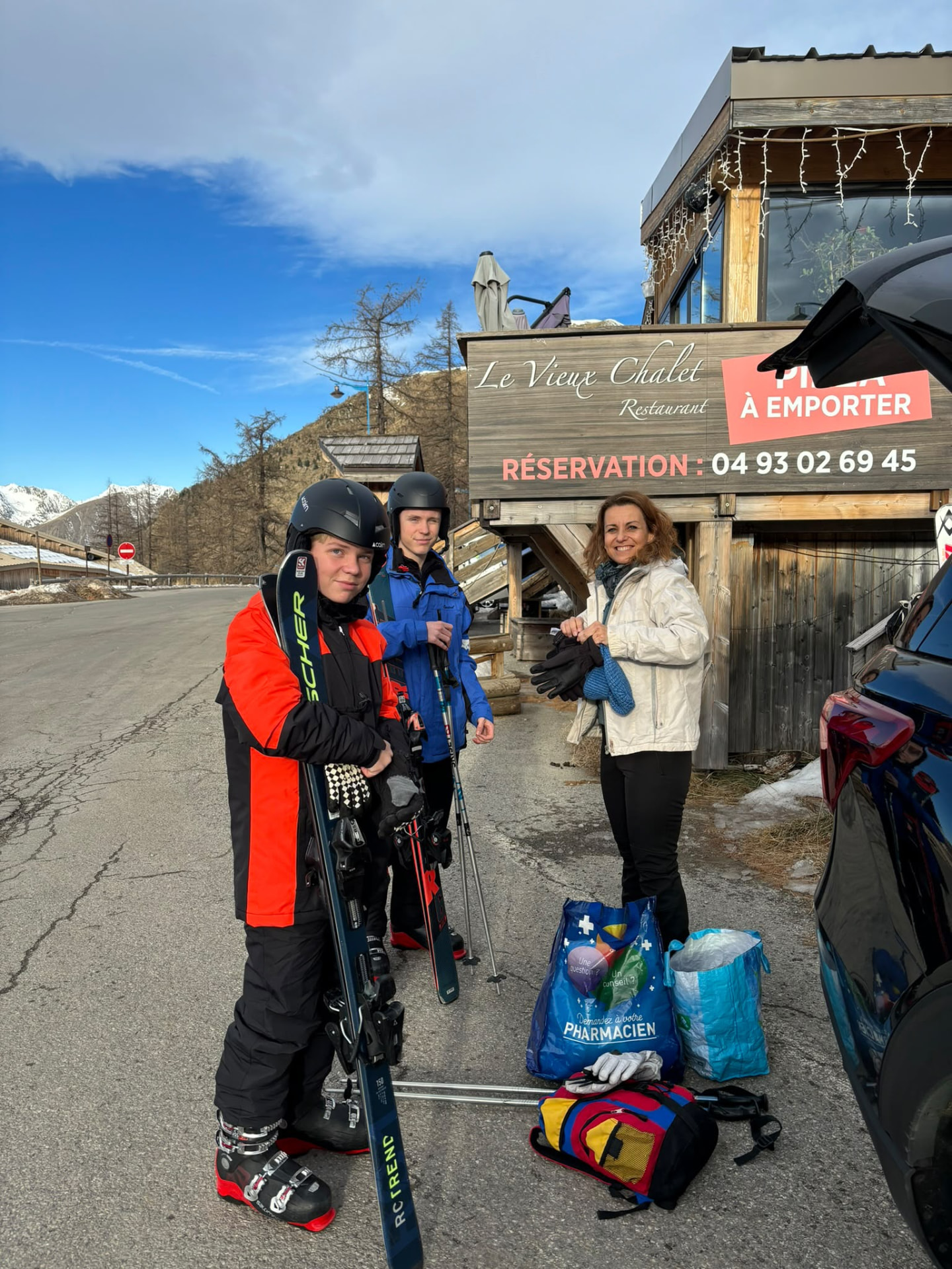 Clients en tenue de ski au départ d'une journée en station